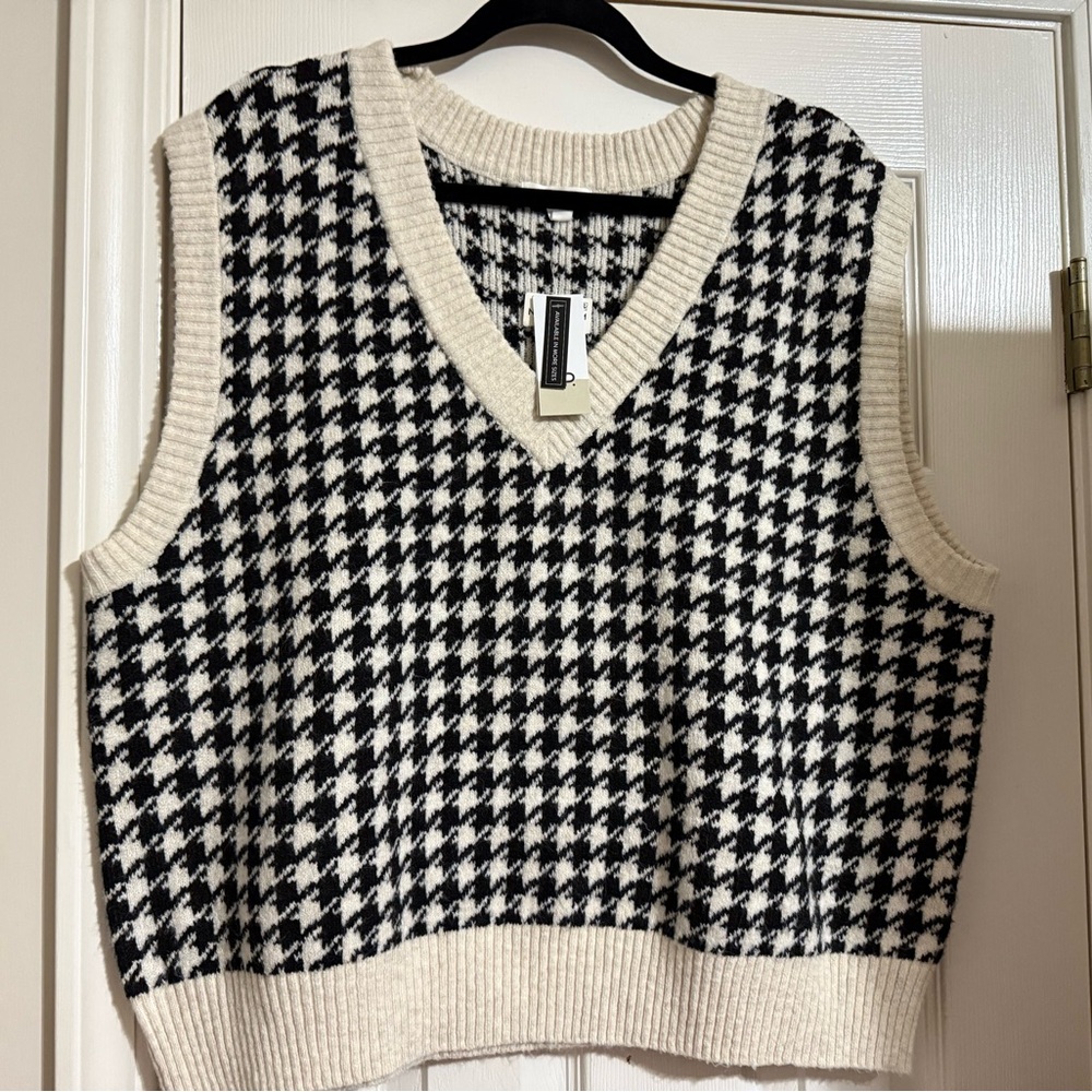 Nordstrom Black and Cream Houndstooth V-Neck Sweater Vest